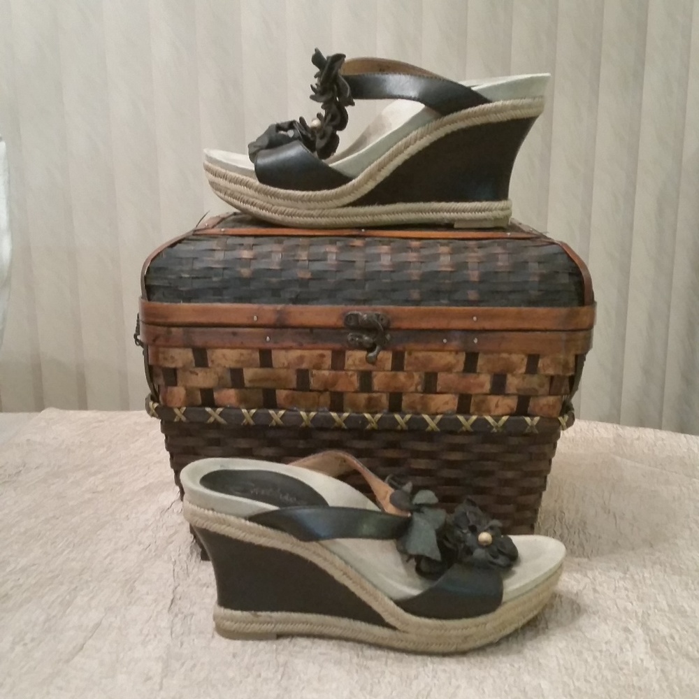 Earthies Bellini Rosette Wedge Sandals Size 8B